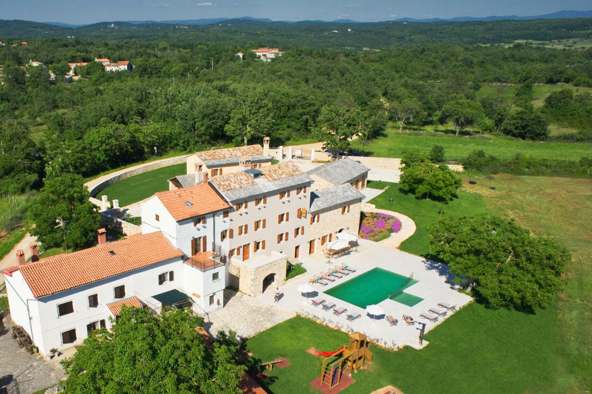 Villa Poropati, Groznjan, Istria - Luxury Countryside Estate For Up To 19 Persons - Large Pool Of 80M2 With Kids Section Εξωτερικό φωτογραφία