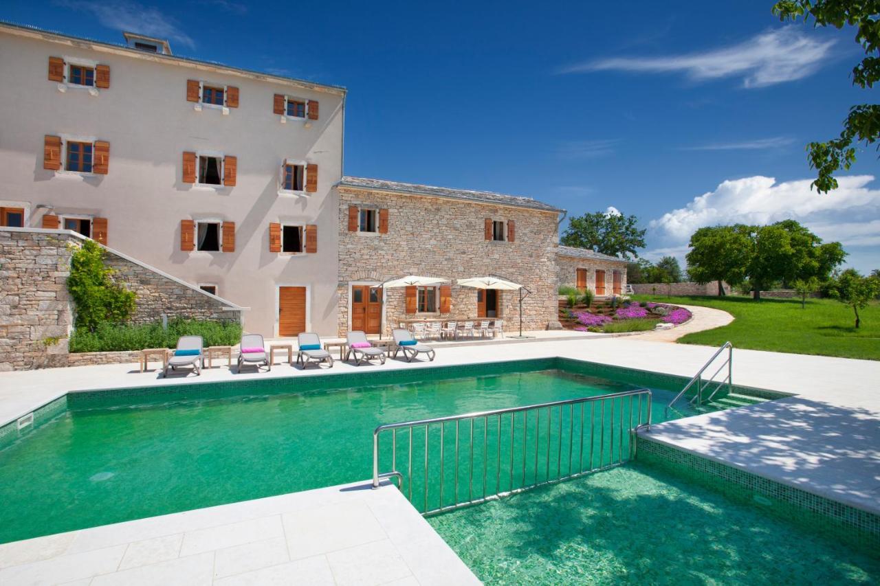 Villa Poropati, Groznjan, Istria - Luxury Countryside Estate For Up To 19 Persons - Large Pool Of 80M2 With Kids Section Εξωτερικό φωτογραφία
