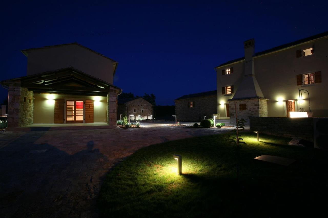 Villa Poropati, Groznjan, Istria - Luxury Countryside Estate For Up To 19 Persons - Large Pool Of 80M2 With Kids Section Δωμάτιο φωτογραφία